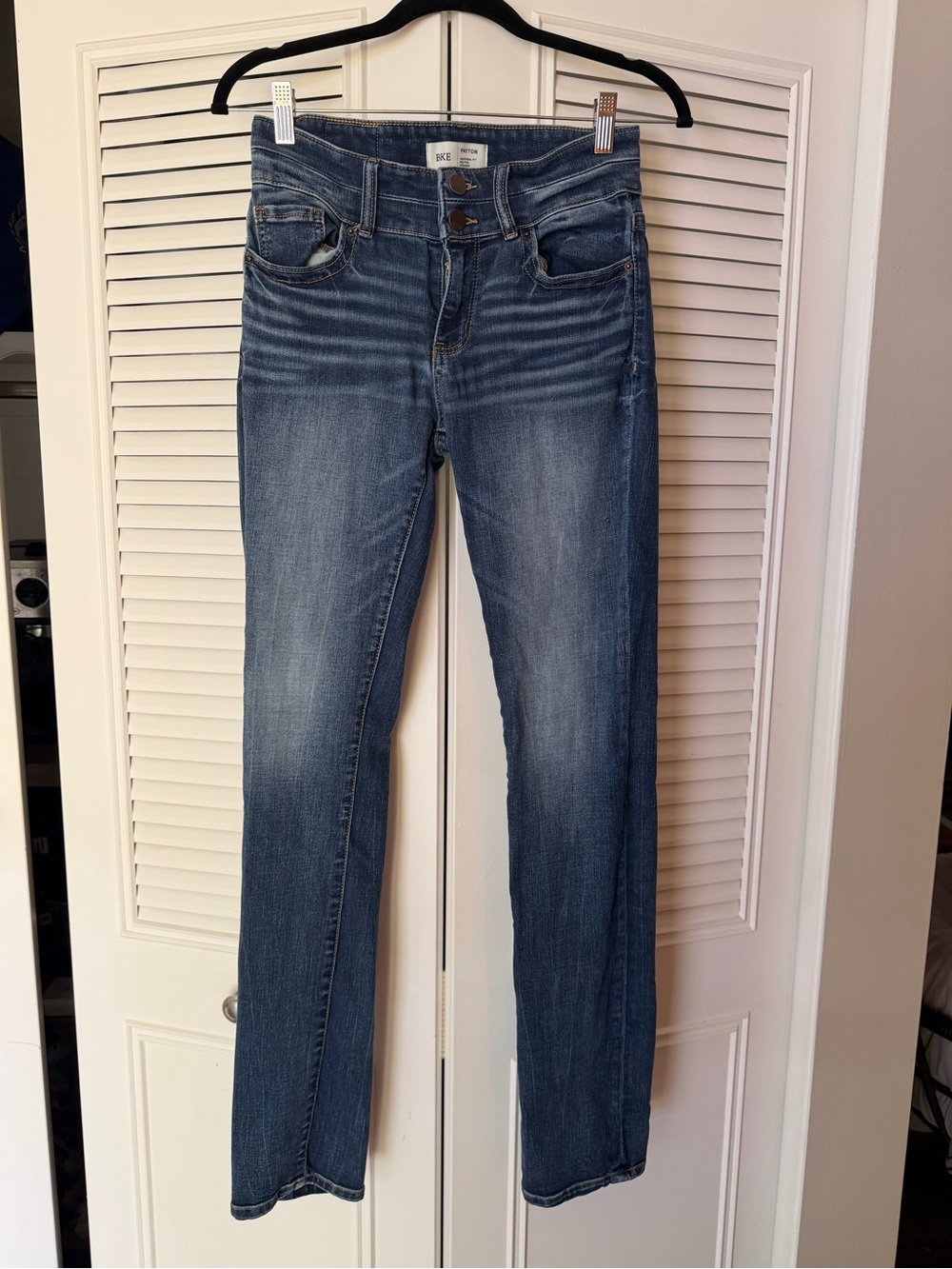 Buckle Women's Straight Leg Jeans in Medium Blue Wash